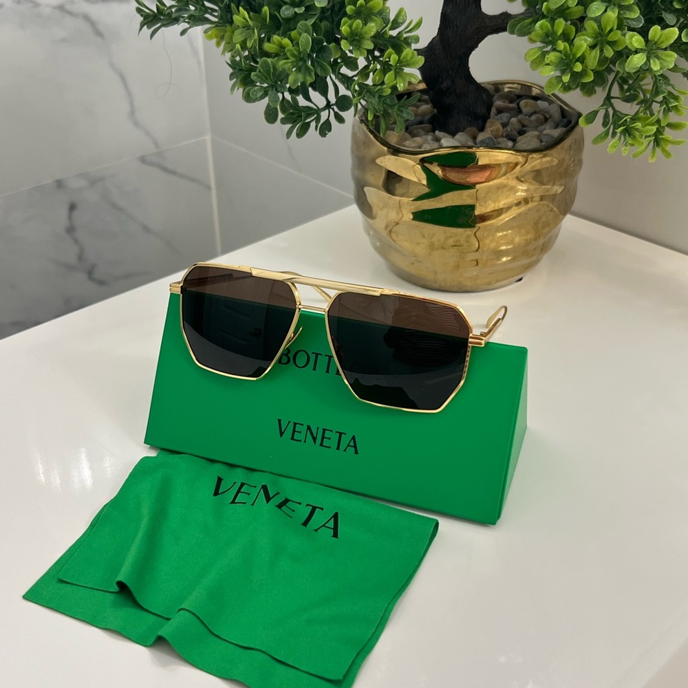 SOLD❌❌❌Like new with box Bottega Veneta Gold Frame aviator Sunglasses